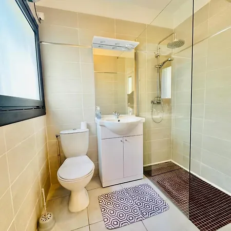 Le For 3 Guests Near Train Station *